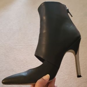 Size 7 Like new/ gently worn stiletto booties